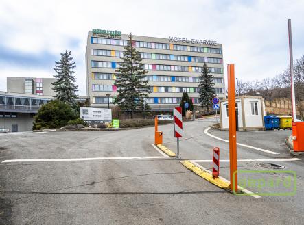 příjezd do areálu | Pronájem - kanceláře, 98 m²