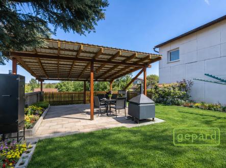 Terasa a zahrádka s posezením | Prodej - dům/vila, 151 m²