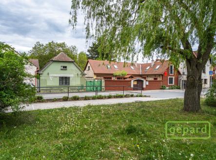 Pohled na RD z náměstí | Prodej - dům/vila, 66 m²