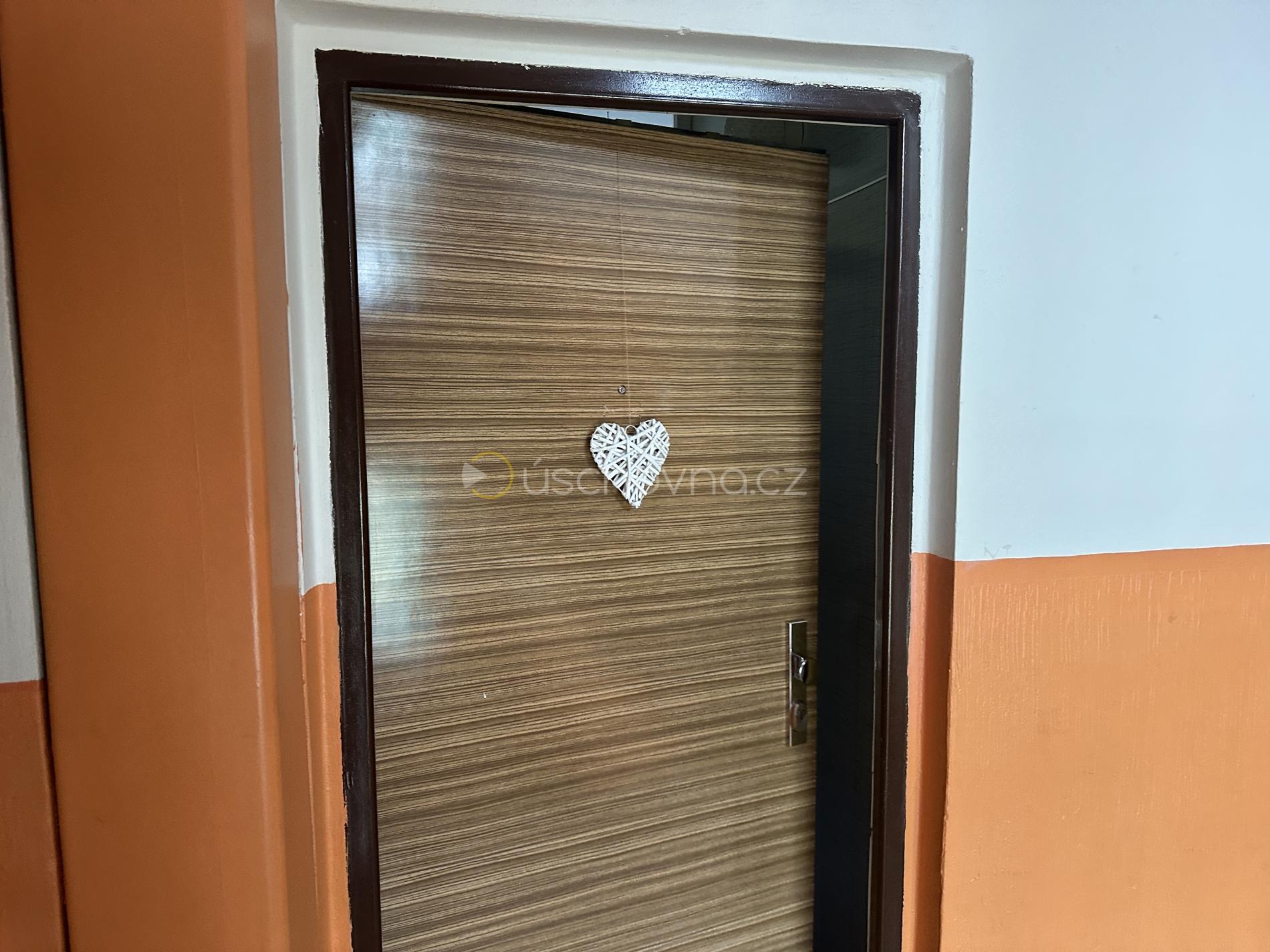 Bytová jednotka 1+1, č. jednotky 2565/7 včetně podílu na společných částech domu a pozemku v obci Aš