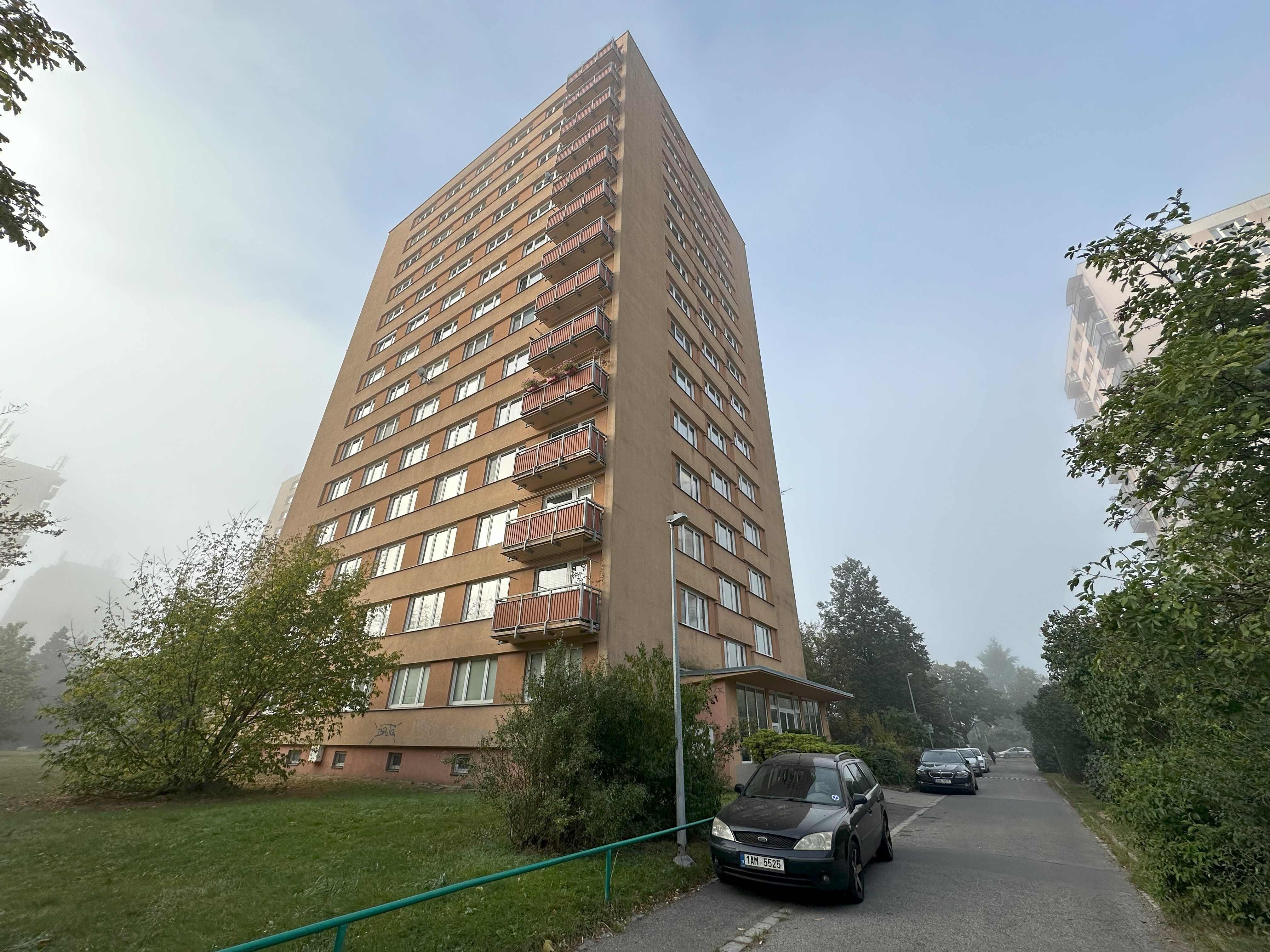 ideální podíl 14800/378711417 bytového domu v k.ú. Braník, obec Praha