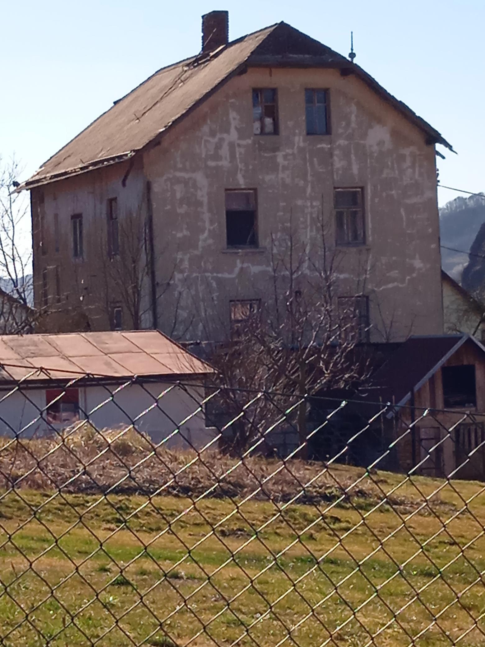 ideální podíl 1/2 rodinného domu s pozemky v k.ú. Těchlovice nad Labem, okres Děčín