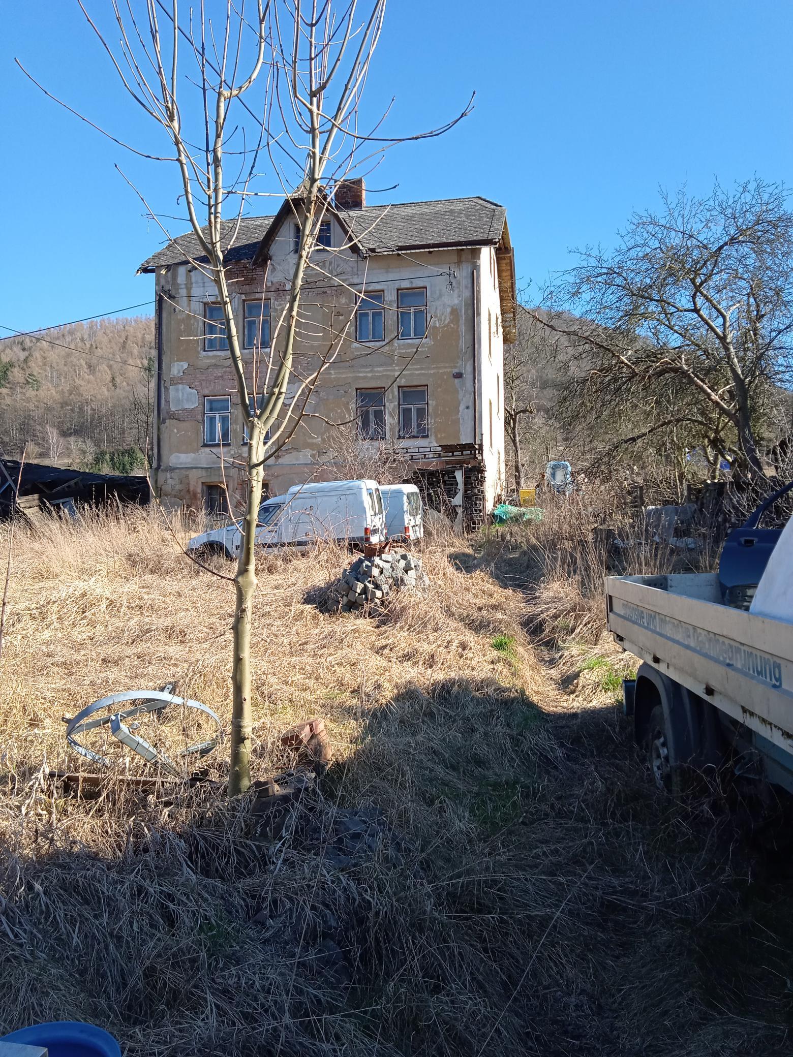 ideální podíl 1/2 rodinného domu s pozemky v k.ú. Těchlovice nad Labem, okres Děčín