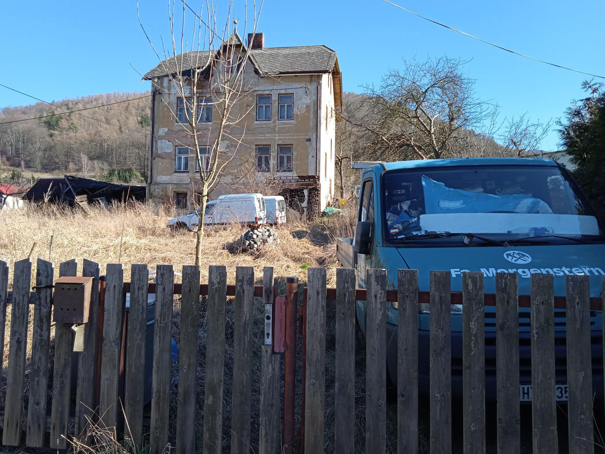 ideální podíl 1/2 rodinného domu s pozemky v k.ú. Těchlovice nad Labem, okres Děčín