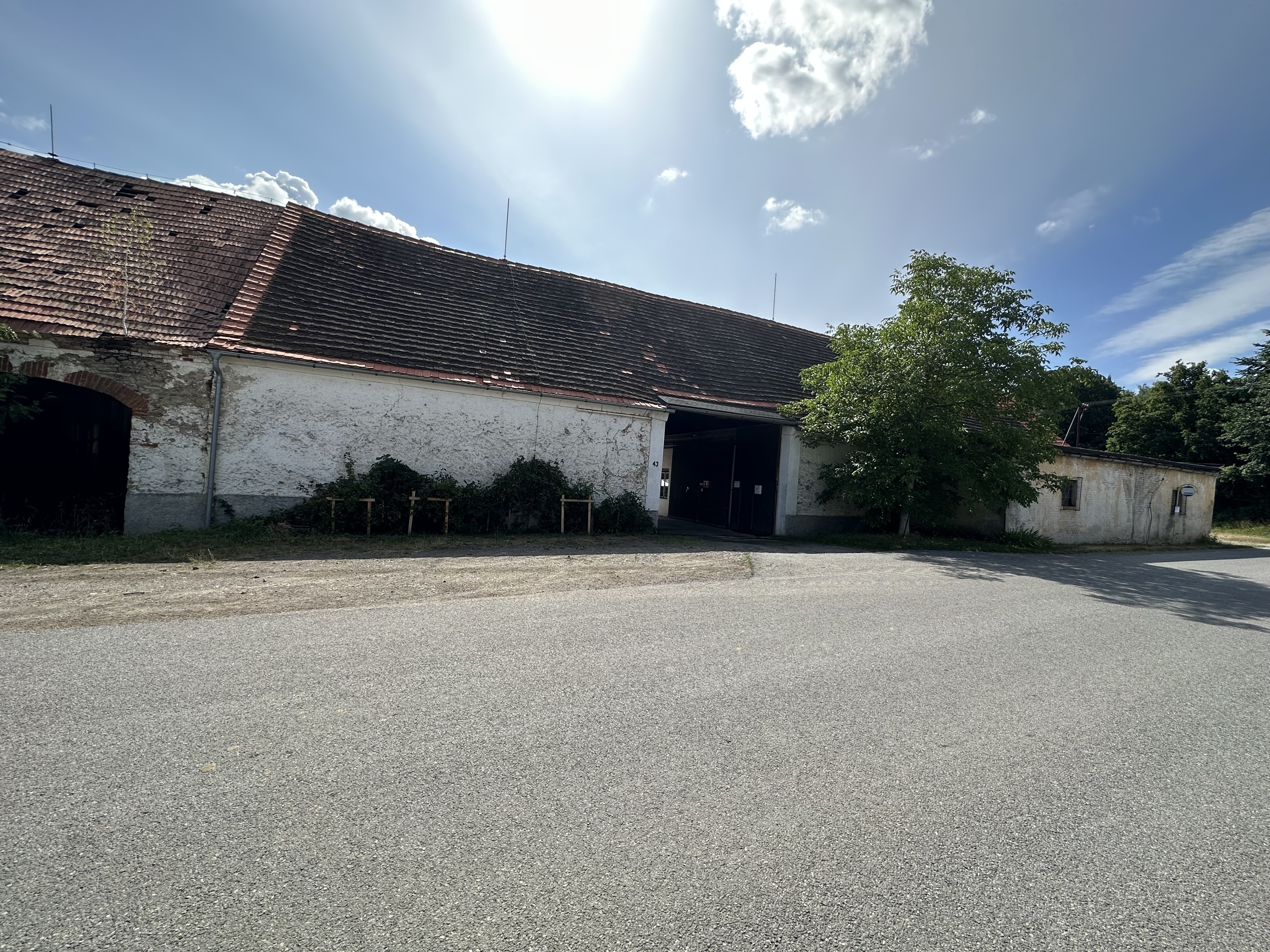 id. 1/10 pozemků  a id. 1/8 rodinného domu a přilehlé zemědělské stavby v k.ú. Chvalovice u Netolic,