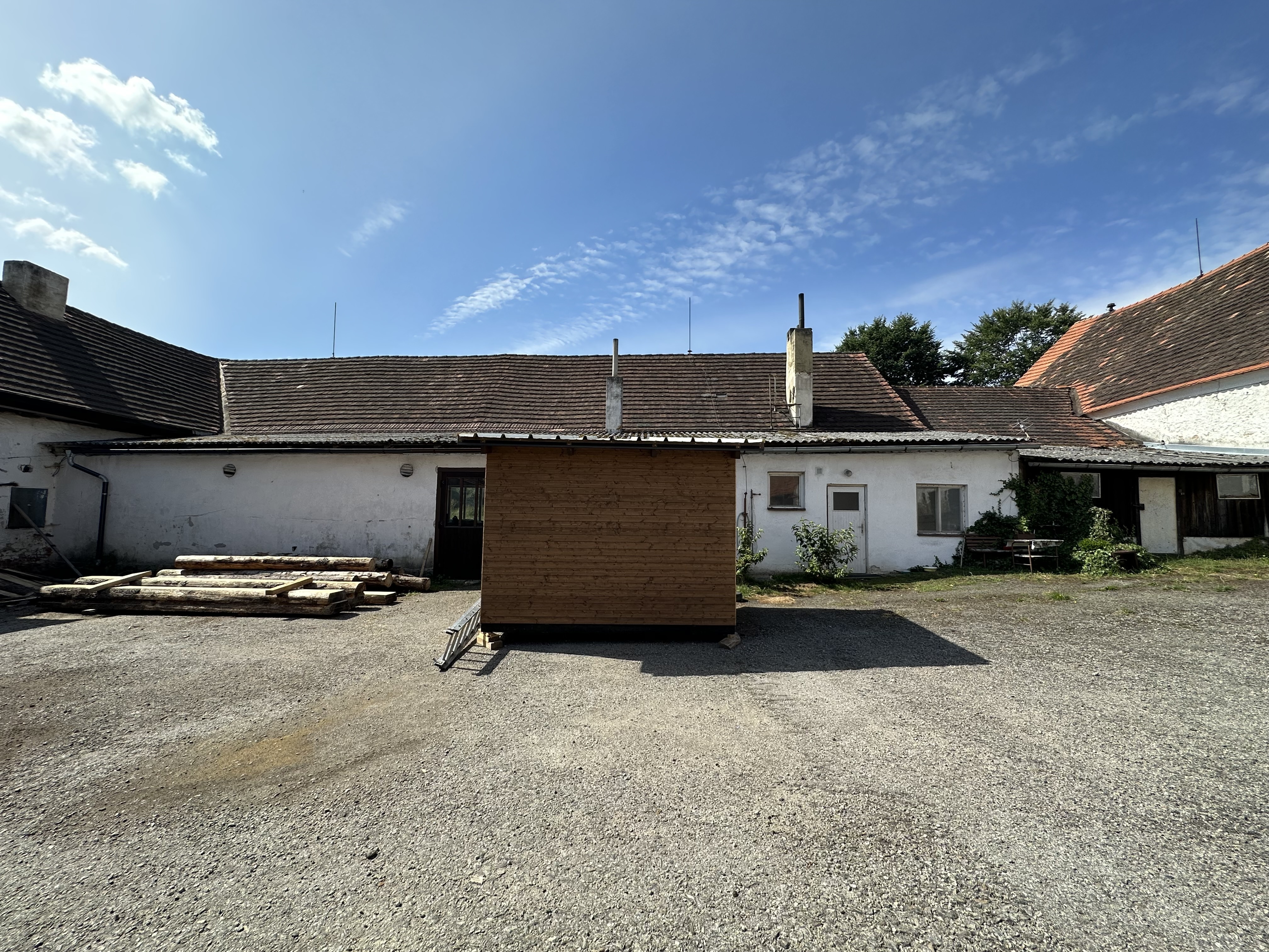 id. 1/10 pozemků  a id. 1/8 rodinného domu a přilehlé zemědělské stavby v k.ú. Chvalovice u Netolic,