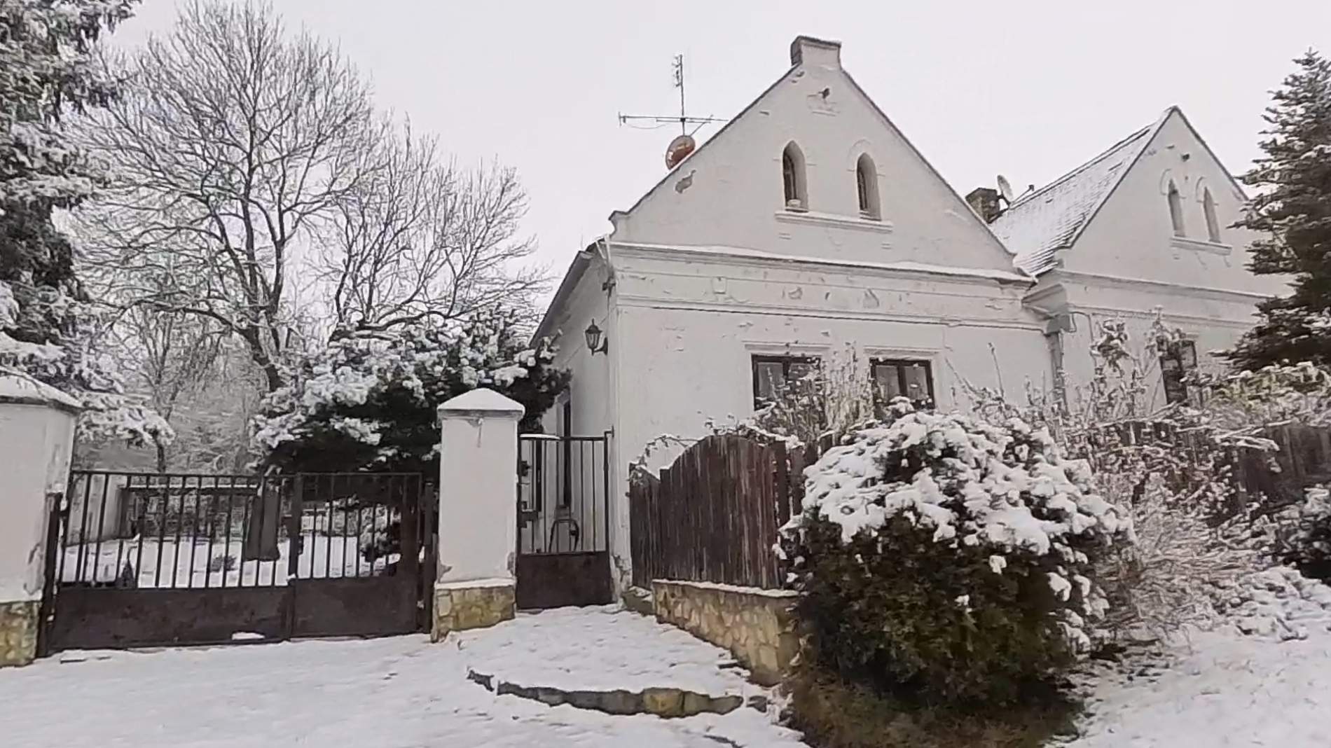 1/2 podíl na R.D. č.p. 53, LV 28 v obci Nehasice, okres Louny, opakovaná dražba