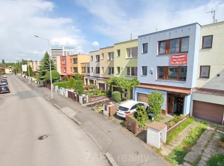 dům a ulice.JPG | Prodej - dům/vila, 205 m²