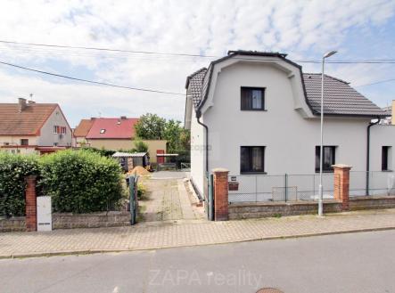 vjezd z ulice.JPG | Prodej - dům/vila, 159 m²