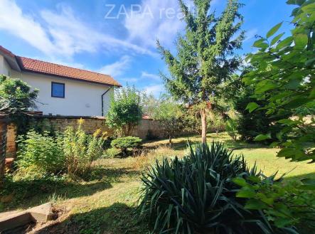 zahrada +sousední dům.jpg | Prodej - dům/vila, 210 m²
