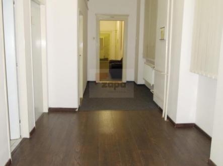 spolen chodba 1. patro lep.jpg | Pronájem - kanceláře, 13 m²