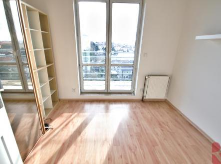 pokoj se skříní a vstupem na balkon | Pronájem bytu, 3+kk, 66 m²