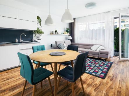 obývák-jídelna s dřez, dřevěná podlaha, a přirozené světlo | Pronájem bytu, 3+kk, 74 m²