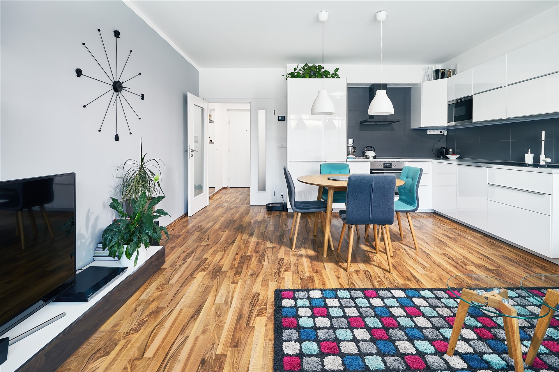 obývák-jídelna s televize a dřevěná podlaha