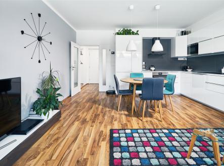 obývák-jídelna s televize a dřevěná podlaha | Pronájem bytu, 3+kk, 74 m²
