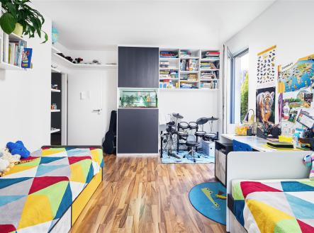 pokoj / ložnice s přirozené světlo a dřevěná podlaha | Pronájem bytu, 3+kk, 74 m²