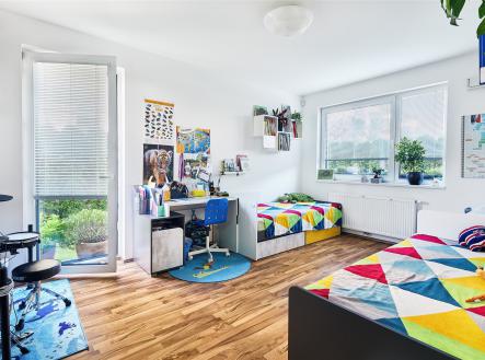 pokoj / ložnice s dřevěná podlaha, přirozené světlo, a radiátor | Pronájem bytu, 3+kk, 74 m²