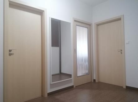 prázdná místnost s dřevěná podlaha | Pronájem bytu, 2+kk, 57 m²