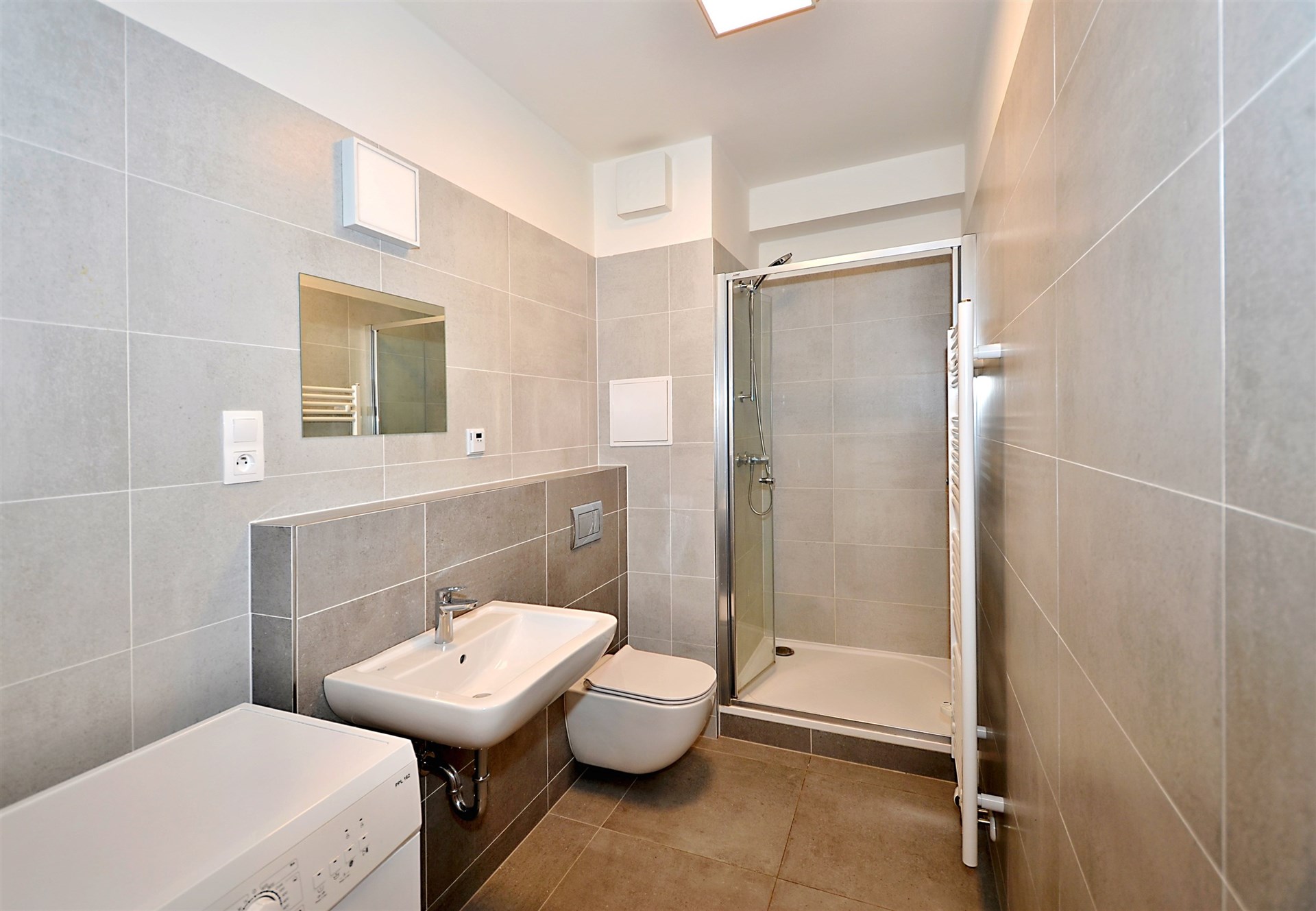 vana s stěna dlaždic, zrcadlo, kachličková podlaha, dřez, a sprcha