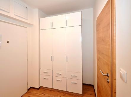 pokoj / ložnice s skříň a dřevěná podlaha | Pronájem bytu, 1+kk, 34 m²