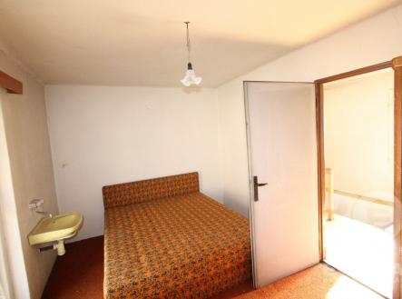 pokoj / ložnice s pozoruhodný lustr a koberec | Prodej - dům/vila, 160 m²