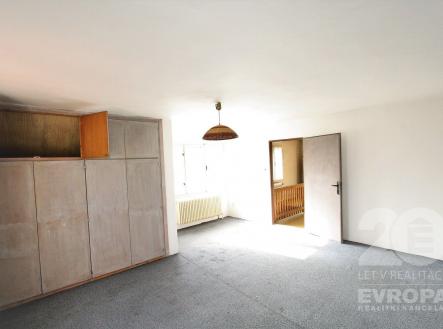 prázdná místnost s koberec, radiátor, a přirozené světlo | Prodej - dům/vila, 160 m²