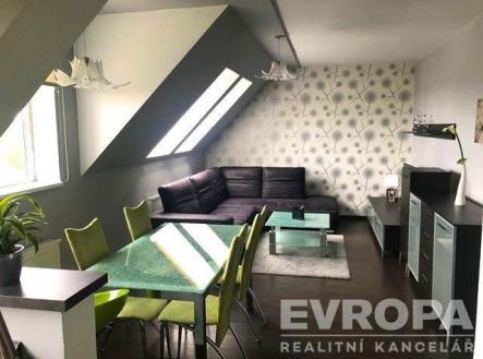 obývák-jídelna s světlík, klenutý strop, přirozené světlo, a dřevěná podlaha | Pronájem bytu, 2+kk, 58 m²