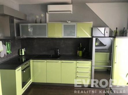 kuchyně s deformace, skleněné vložky, nástěnná klimatizace, trouba, a dřevěná podlaha | Pronájem bytu, 2+kk, 58 m²