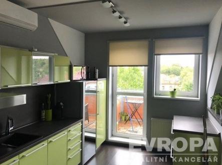 kuchyně s nástěnná klimatizace, přirozené světlo, dřevěná podlaha, deformace, a radiátor | Pronájem bytu, 2+kk, 58 m²