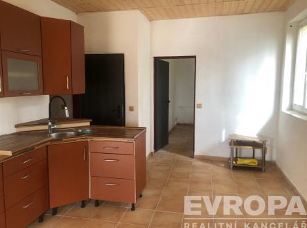 kuchyně s přirozené světlo, kachličková podlaha, strop dřeva, a deformace | Pronájem bytu, 2+1, 50 m²