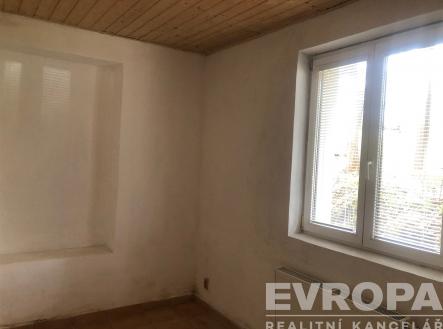 prázdná místnost s kachličková podlaha, radiátor, strop dřeva, a přirozené světlo | Pronájem bytu, 2+1, 50 m²