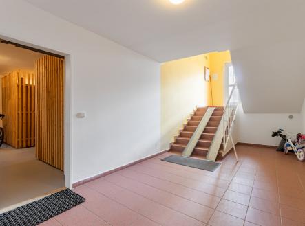 schody s přirozené světlo a kachličková podlaha | Prodej bytu, 2+1, 57 m²
