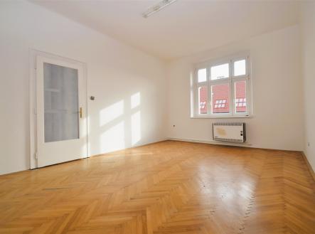 prázdná místnost s přirozené světlo a parketová podlaha | Prodej bytu, 1+1, 59 m²