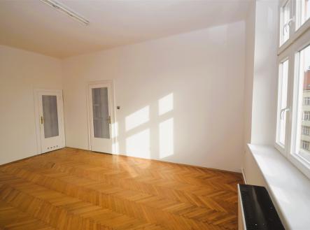 prázdná místnost s parketová podlaha a přirozené světlo | Prodej bytu, 1+1, 59 m²