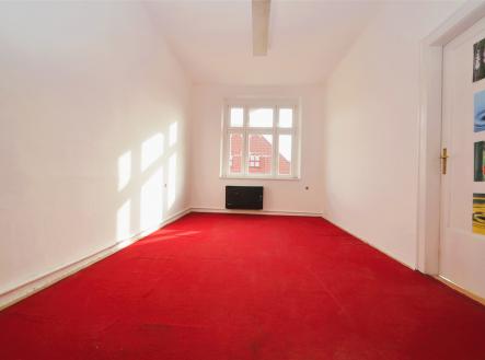 prázdná místnost s přirozené světlo a koberec | Prodej bytu, 1+1, 59 m²