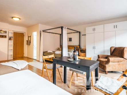 obývák-jídelna s dřevěná podlaha | Prodej - nájemní dům, 260 m²