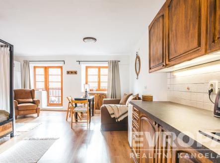 kuchyně s dřevěná podlaha, otevírá se do obývacího prostoru, klejující skříňky, přirozené světlo, a deformace | Prodej - dům/vila, 260 m²