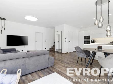 obývák-jídelna s televize a dřevěná podlaha | Pronájem - dům/vila, 147 m²