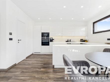 kuchyně s bílé skříně, přirozené světlo, trouba, deformace, a dřevěná podlaha | Pronájem - dům/vila, 147 m²