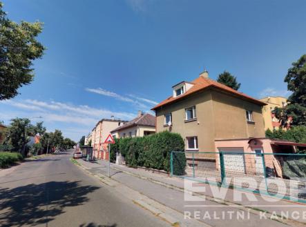 Pohled na dům z ulice | Pronájem bytu, 2+1, 72 m²