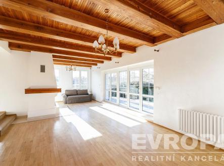 prázdná místnost s přirozené světlo, trámový strop, radiátor, a dřevěná podlaha | Pronájem - dům/vila, 350 m²