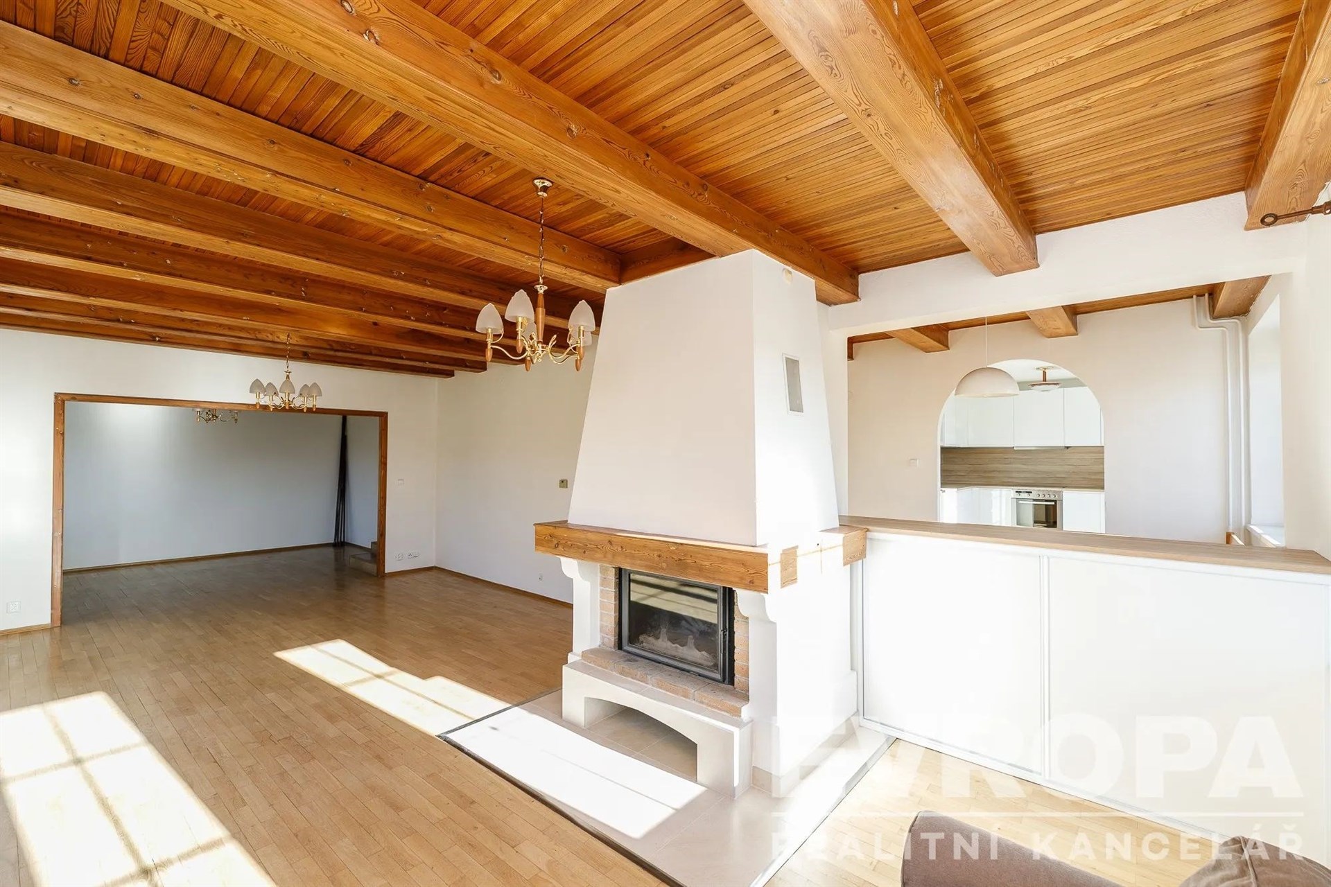 obývací pokoj s trámový strop, dřevěná podlaha, strop dřeva, a krb