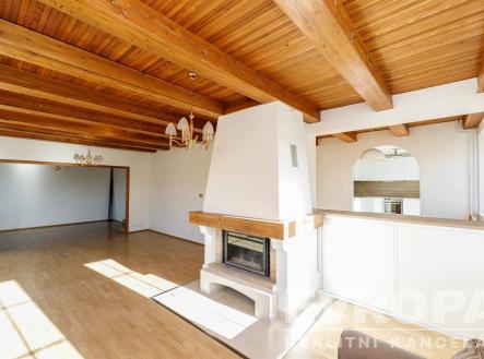 obývací pokoj s trámový strop, dřevěná podlaha, strop dřeva, a krb | Pronájem - dům/vila, 350 m²