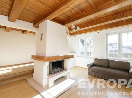 obývací pokoj s strop dřeva, dřevěná podlaha, trámový strop, přirozené světlo, a pozoruhodný lustr | Pronájem - dům/vila, 350 m²