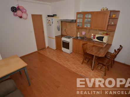 kuchyně s dřevěná podlaha, sporák, mikrovlnná trouba, backsplash, a klejující skříňky | Prodej bytu, 2+kk, 45 m²