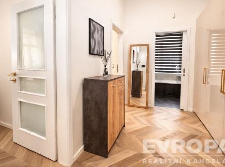 . | Pronájem bytu, 2+kk, 69 m²
