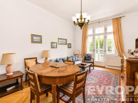 Prostorný obývací pokoj, parketová podlaha, velká okna, klasický styl, světlý interiér, elegance s historickými prvky, vysoké stropy | Pronájem bytu, 3+1, 93 m²