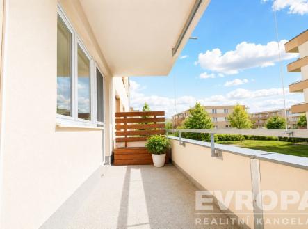 Prostorný balkon s moderní dlažbou, velká okna propouštějící mnoho světla, výhled na zelené okolí, světlý a udržovaný stav. | Pronájem bytu, 2+kk, 53 m²