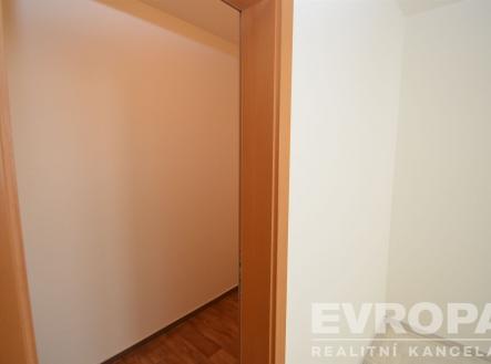 Vstupní chodba s parketovou podlahou a moderním designem, vhodná pro vestavěné skříně, efektivně propojuje obytné prostory. | Pronájem bytu, 2+kk, 73 m²