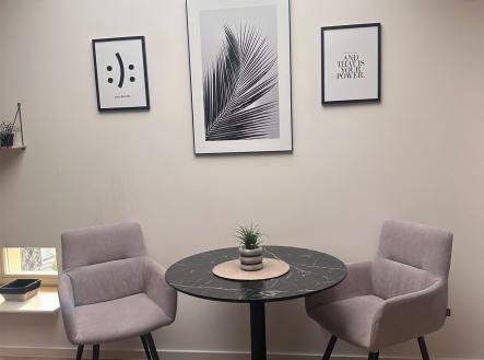 Malý jídelní kout s kulatým stolem, parketová podlaha, moderní stěny s uměním, útulný a světlý prostor. | Pronájem bytu, 2+kk, 44 m²